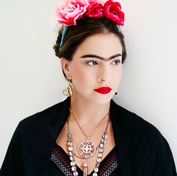 Chica con un disfraz inspirado en Frida Khalo 