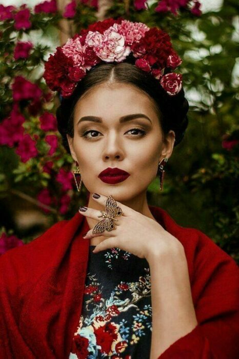 Chica con un disfraz inspirado en Frida Khalo 