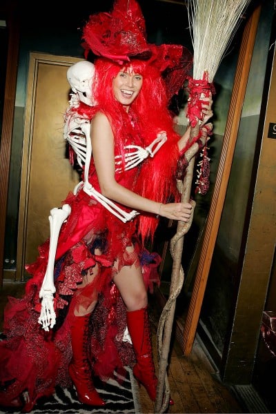 Heidi Klum usando un disfraz de bruja