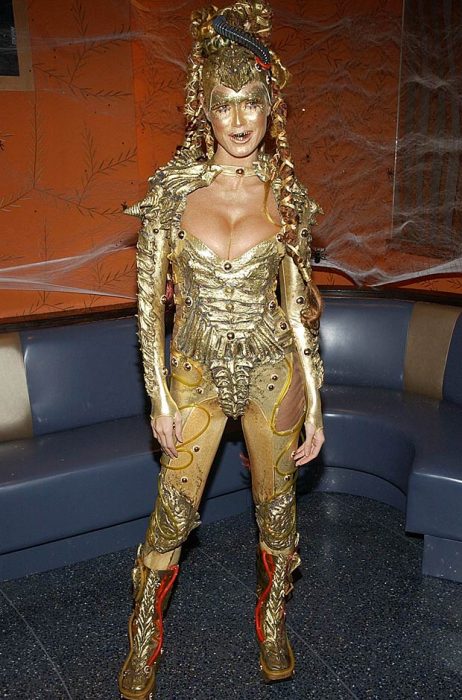 Heidi Klum usando un disfraz de oro 