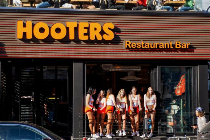 Empleadas de Hooters critican nuevo uniforme y lo comparan con ropa interior