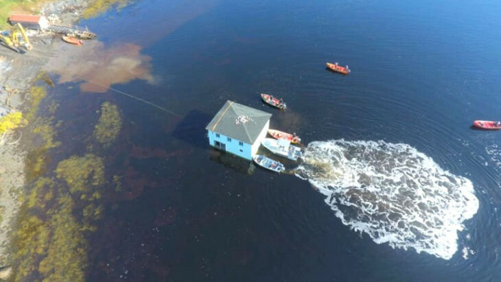 Botes arrastrando una casa