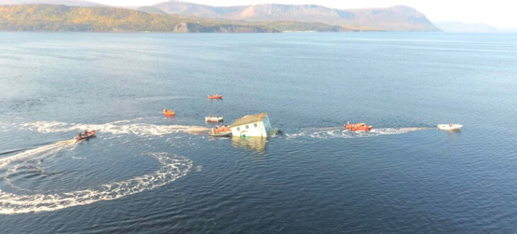 Botes arrastrando una casa