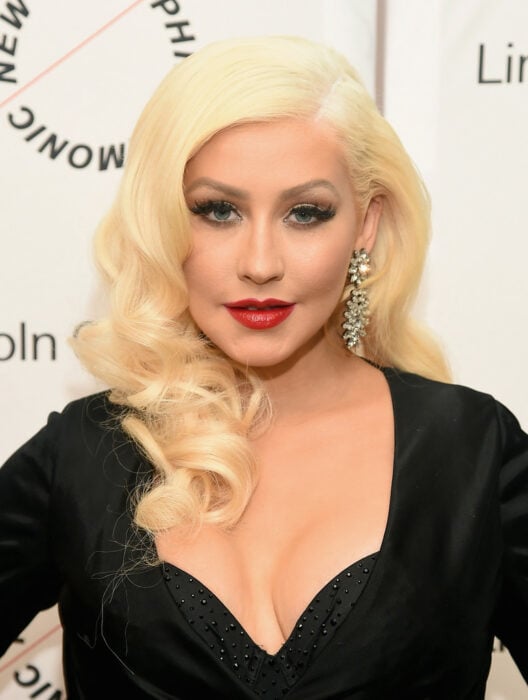 Christina Aguilera posando para una foto en una alfombra roja 