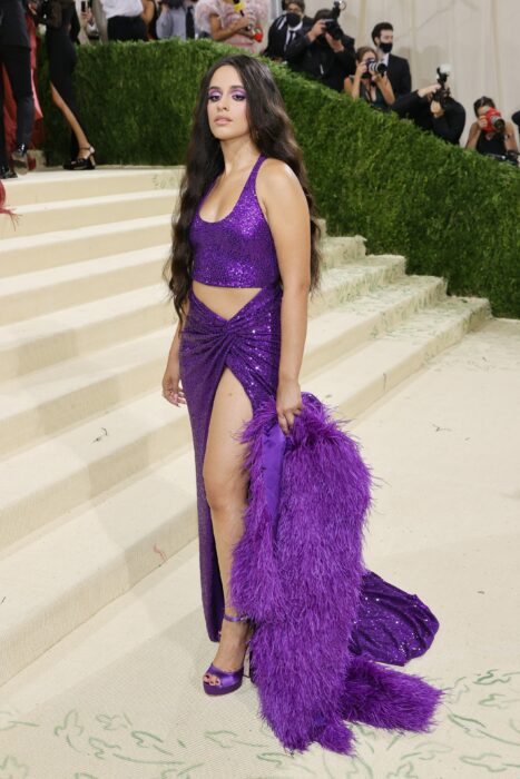 Camilla Cabello posando en la Met Gala con un vestido de color morado 