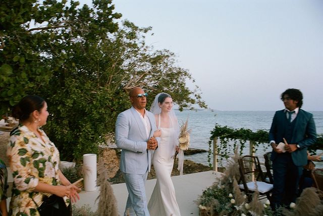 Meadow Walker caminando hacia el altar junto a Vin Diesel 