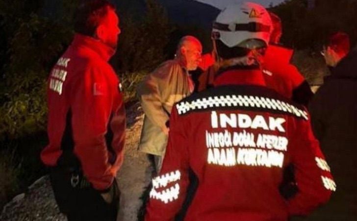 Grupo de rescate buscando a un hombre en un pueblo