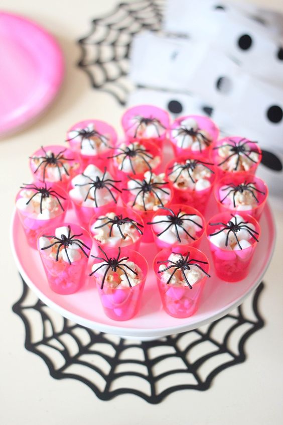 Popcorn Pot; 18 Ideas to Celebrate Your Baby Shower on Halloween