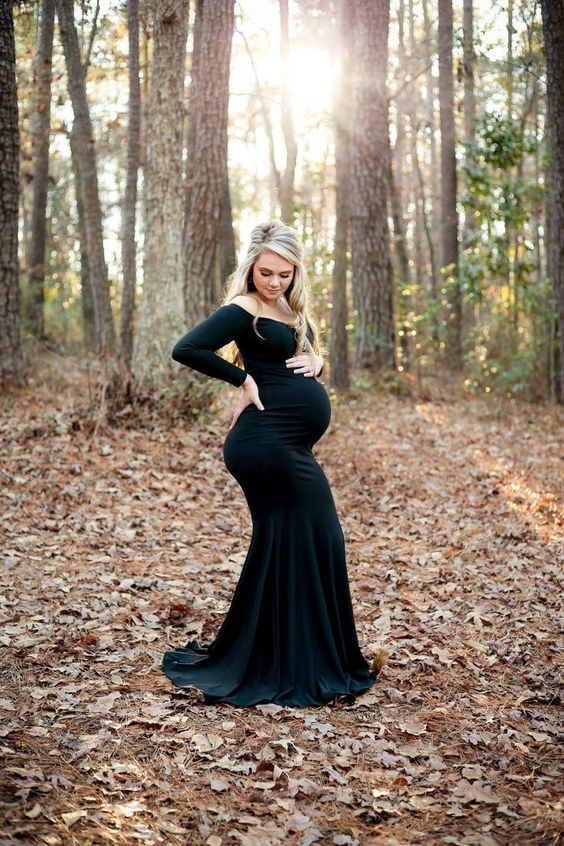 Mujer embarazada con vestido negro ;18 Ideas para celebrar tu baby shower en Halloween