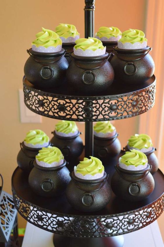 Matcha cupcakes; 18 Ideas to celebrate your baby shower on Halloween