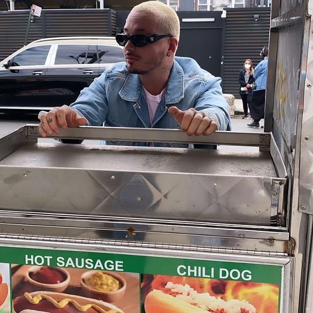 J balvin posando en un carrito de hotdogs
