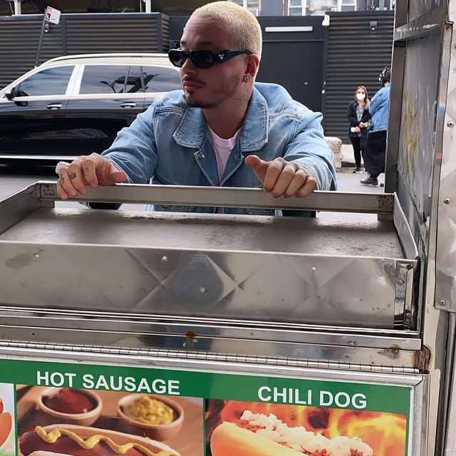 J balvin posando en un carrito de hotdogs