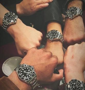 Keanu Reeves regalando relojes a sus amigos 