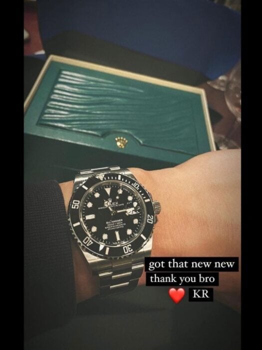 Keanu Reeves regalando relojes a sus amigos 