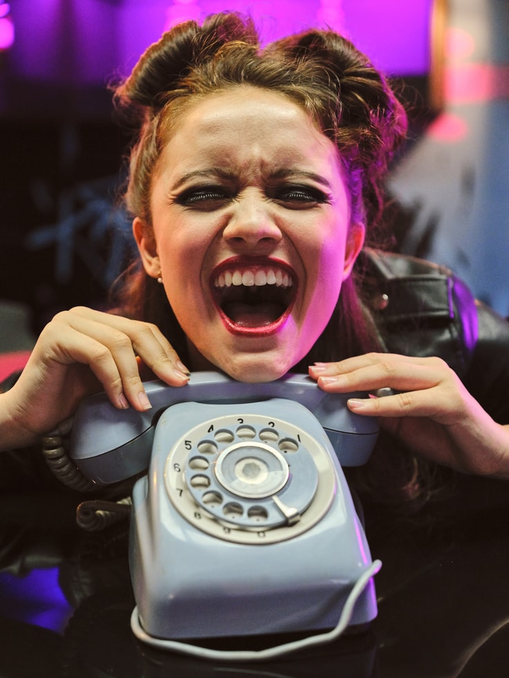 Chica gritando; Millenials no pueden hablar por teléfono
