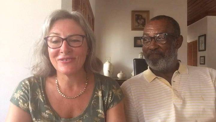 Pareja en videollamada; Los separaron de jóvenes por tener piel distinta, 40 años después de rencuentran y se casan