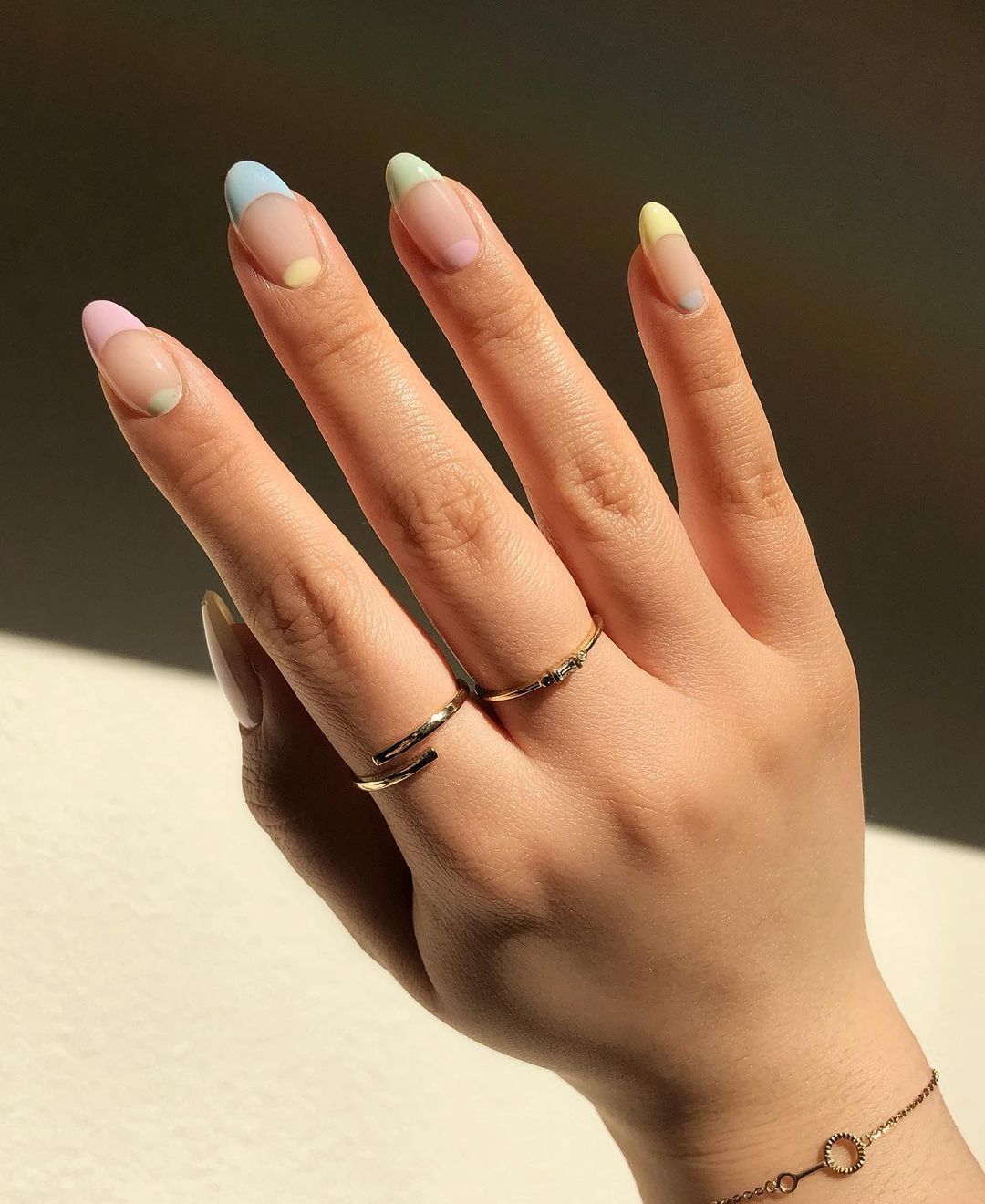 Manicura en tono pastel con puntos ;19 Ideas para una manicura en tonos pastel que te alegrarán el día