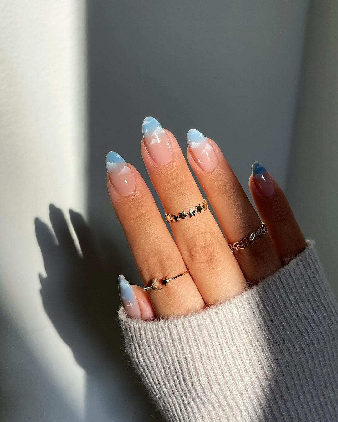 Manicura en tono azul con nubes blancas ;19 Ideas para una manicura en tonos pastel que te alegrarán el día