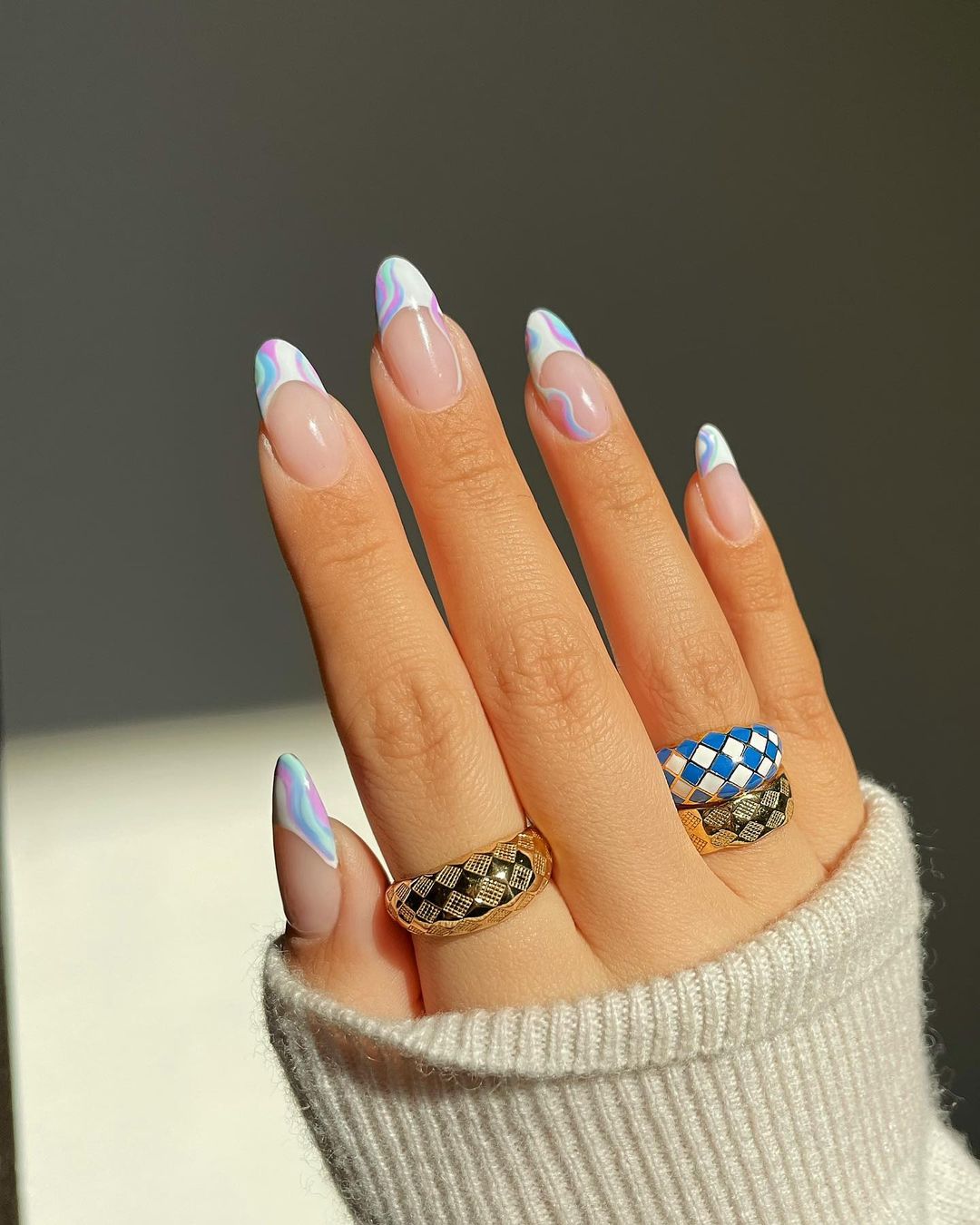 Manicura francesa blanca son líneas de colores ;19 Ideas para una manicura en tonos pastel que te alegrarán el día