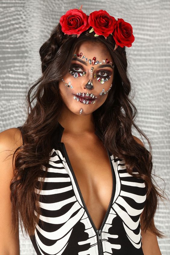 Catrina con escote ;18 Maquillajes de catrina glam para brillar esta Noche de brujas