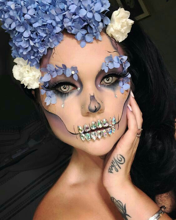 Catrina with purple butterflies; 18 glam catrina makeups to shine this Halloween