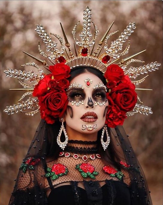 Catrina con flores rojas ;18 Maquillajes de catrina glam para brillar esta Noche de brujas