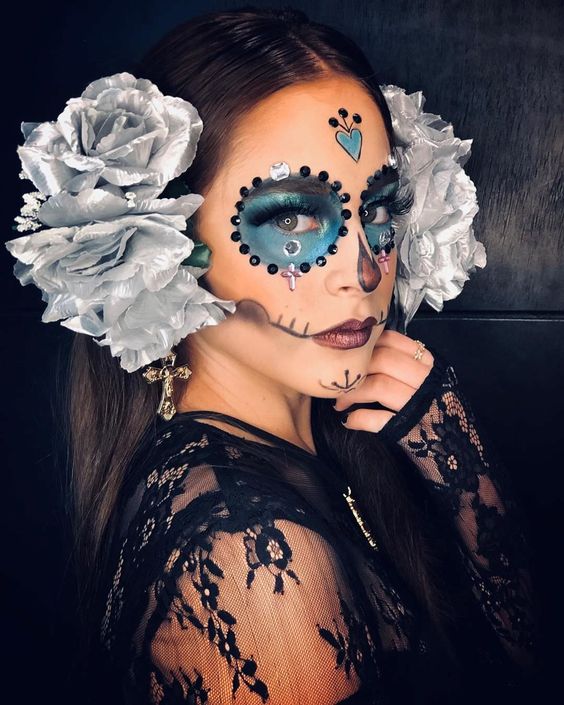 Catrina con ojos azules ;18 Maquillajes de catrina glam para brillar esta Noche de brujas