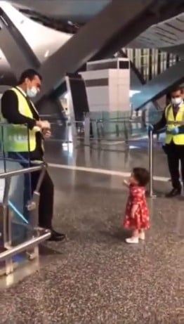 Girl asks permission at the airport to hug her aunt 