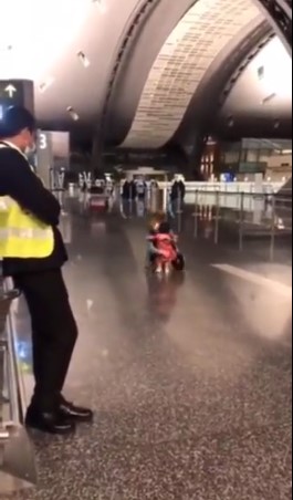 Girl asks permission at the airport to hug her aunt 