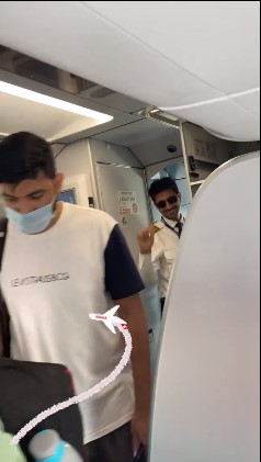 Niña viendo cómo su papá pilotea el avión en el que viajaba