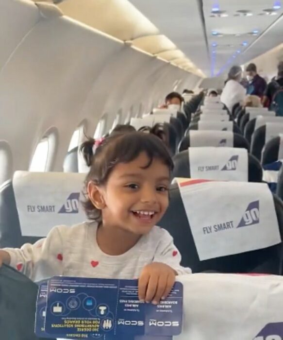 Niña viendo cómo su papá pilotea el avión en el que viajaba