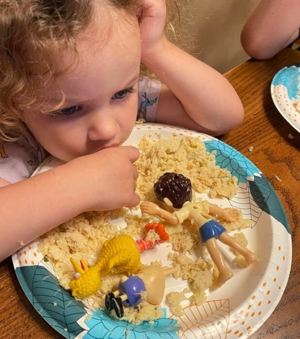 Niños haciendo travesuras en su casa 