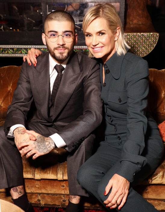 Zayn Malik y Yolanda Hadid posando para una fotografía 