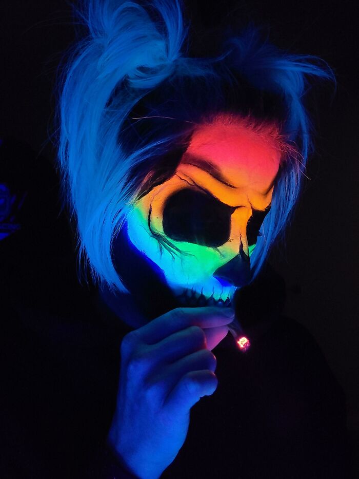 Fluorescent skull; 20 People who have already won Halloween with their costumes