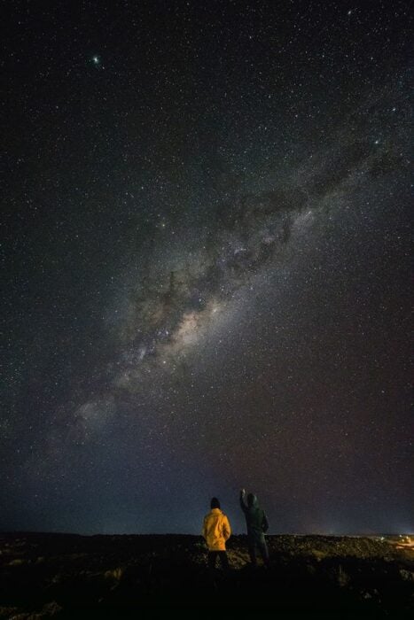 Amigos mirando el cielo nocturno; Prepárate por que habrá lluvia de estrellas dracónidas y Luna nueva