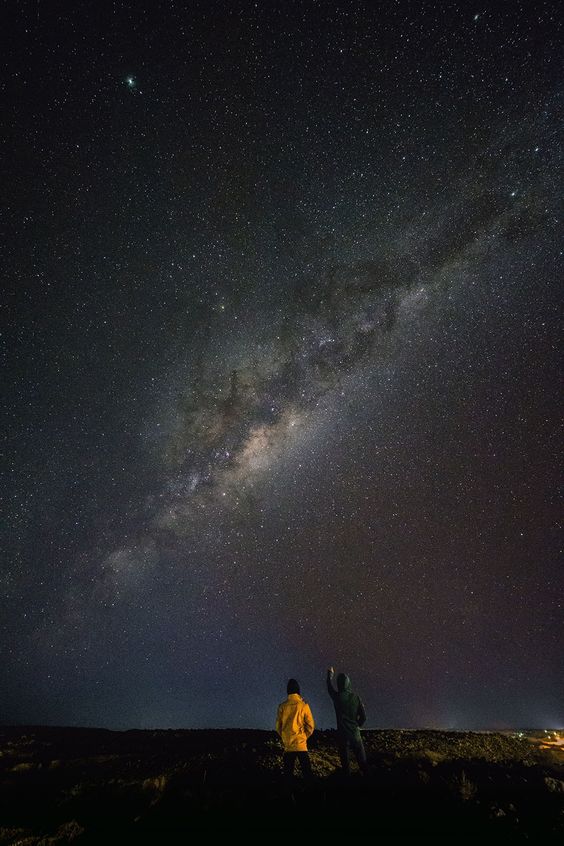 Amigos mirando el cielo nocturno; Prepárate por que habrá lluvia de estrellas dracónidas y Luna nueva