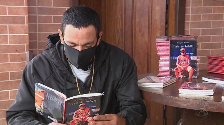 Hombre leyendo; Recolector de basura  recupera libros y crea una biblioteca