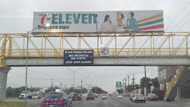 Chico la dejó en visto y su novia le colgó una manta en un puente 