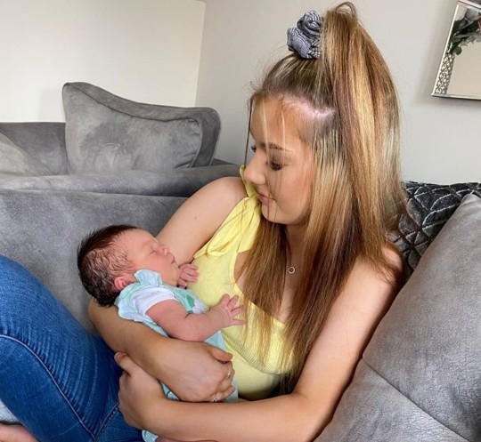 chica cargando a su bebé; Tienen 33 y 35 años y ya son abuelos 'La gente piensa que el bebé es nuestro hijo'