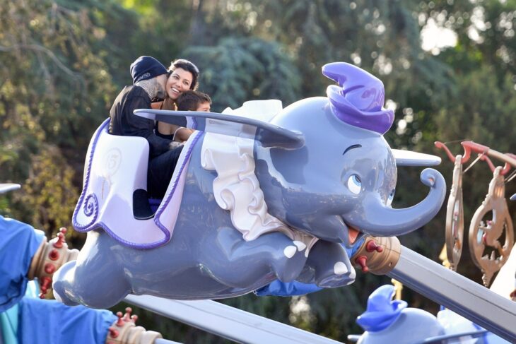 Travis besando a Kourtney en Disneyland 