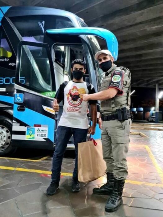 Chico junto a policías; Viajó 1.000 km para conocer a “novia virtual” y ella no apareció.