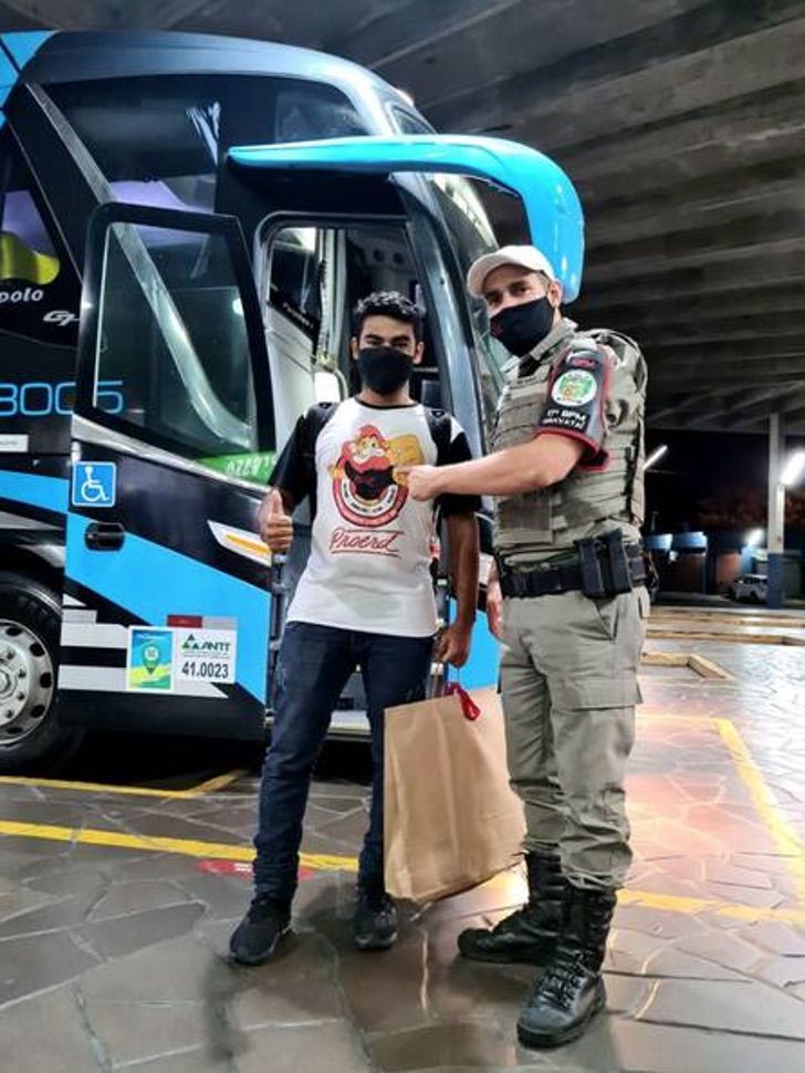 Chico junto a policías; Viajó 1.000 km para conocer a “novia virtual” y ella no apareció.