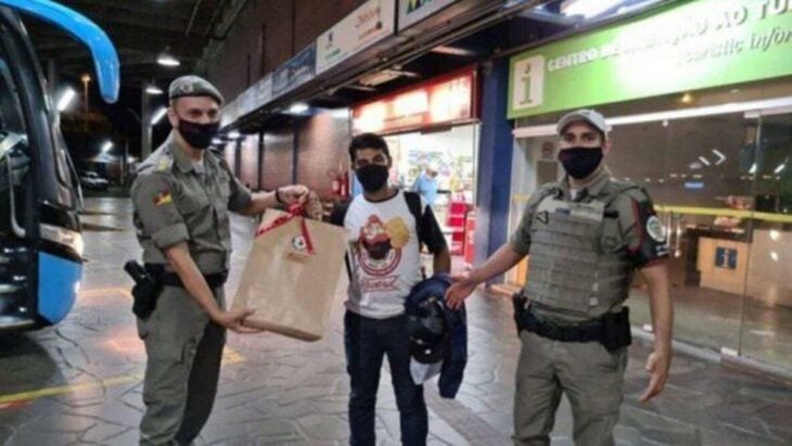 Chico junto a policías; Viajó 1.000 km para conocer a “novia virtual” y ella no apareció.