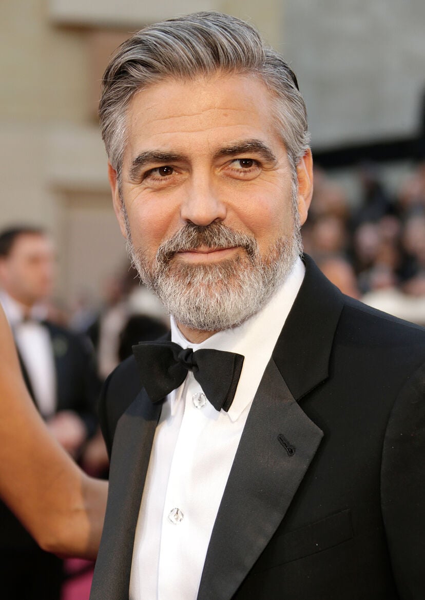 George Clooney ;17 Famosos a los que las canas les sientan de maravilla