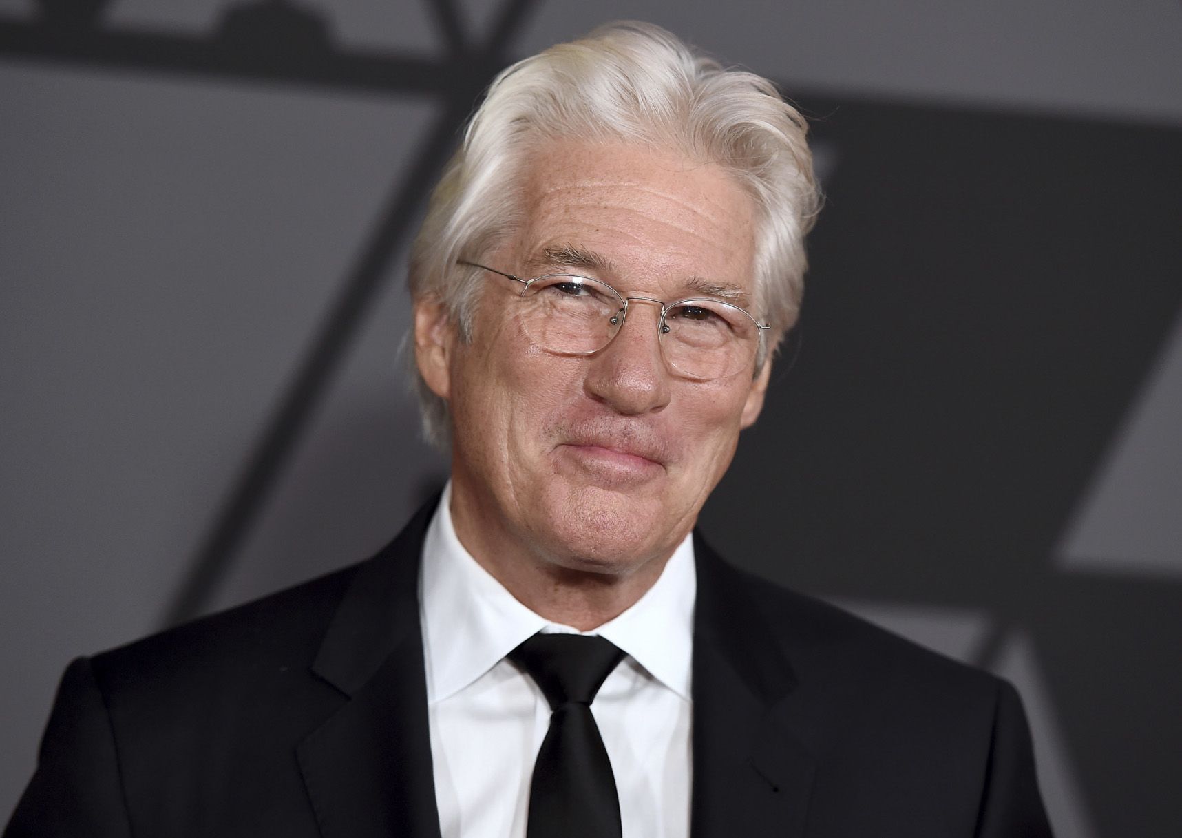 Richard Gere ;17 Famosos a los que las canas les sientan de maravilla