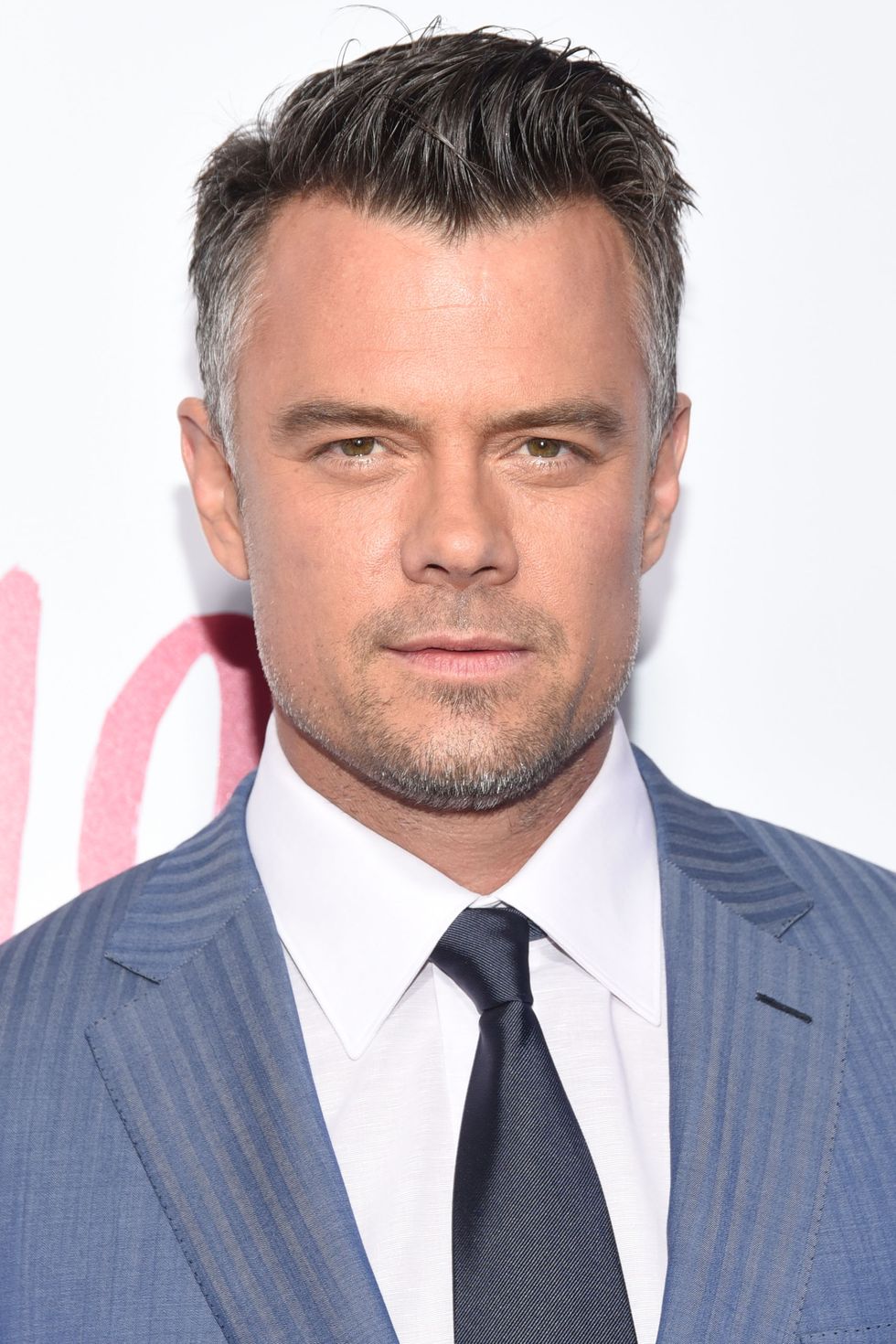 Josh Duhamel ;17 Famosos a los que las canas les sientan de maravilla