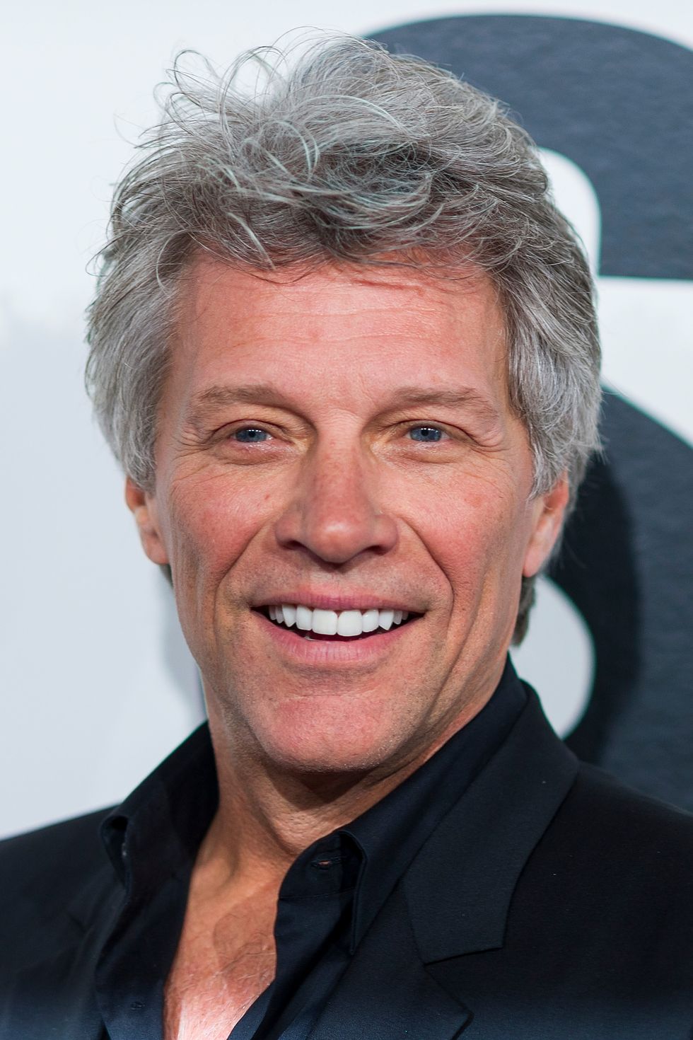 Jon Bon Jovi ;17 Famosos a los que las canas les sientan de maravilla