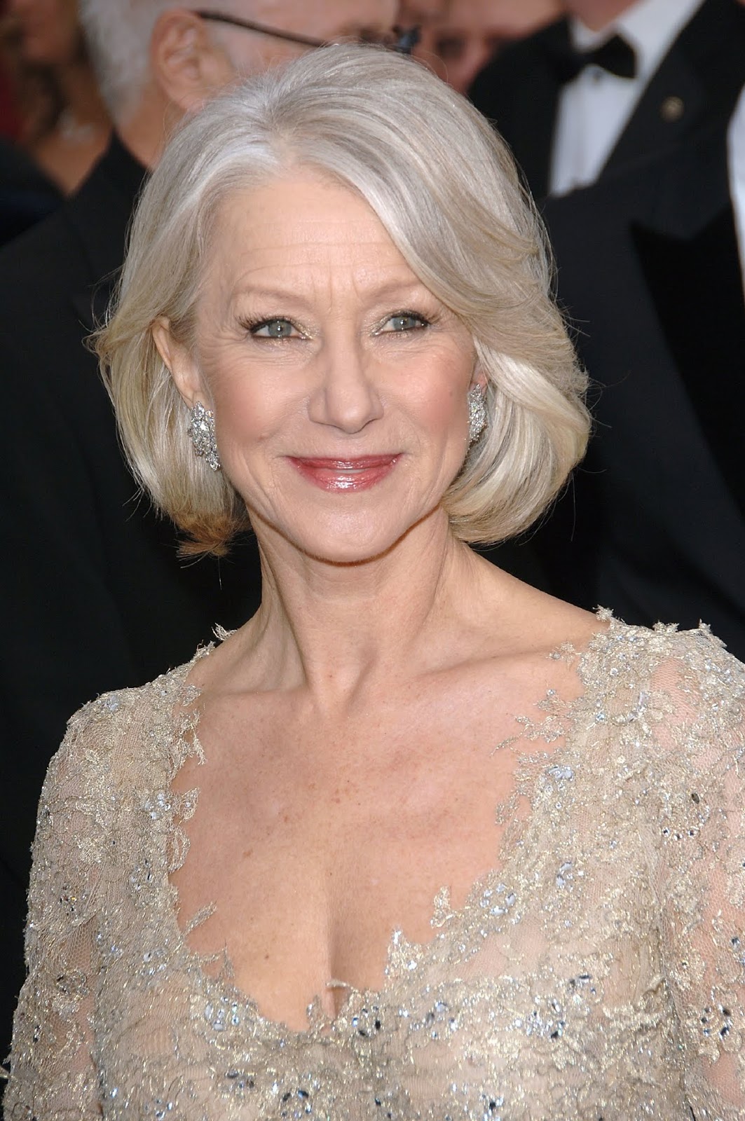 Helen Mirren ;17 Famosos a los que las canas les sientan de maravilla