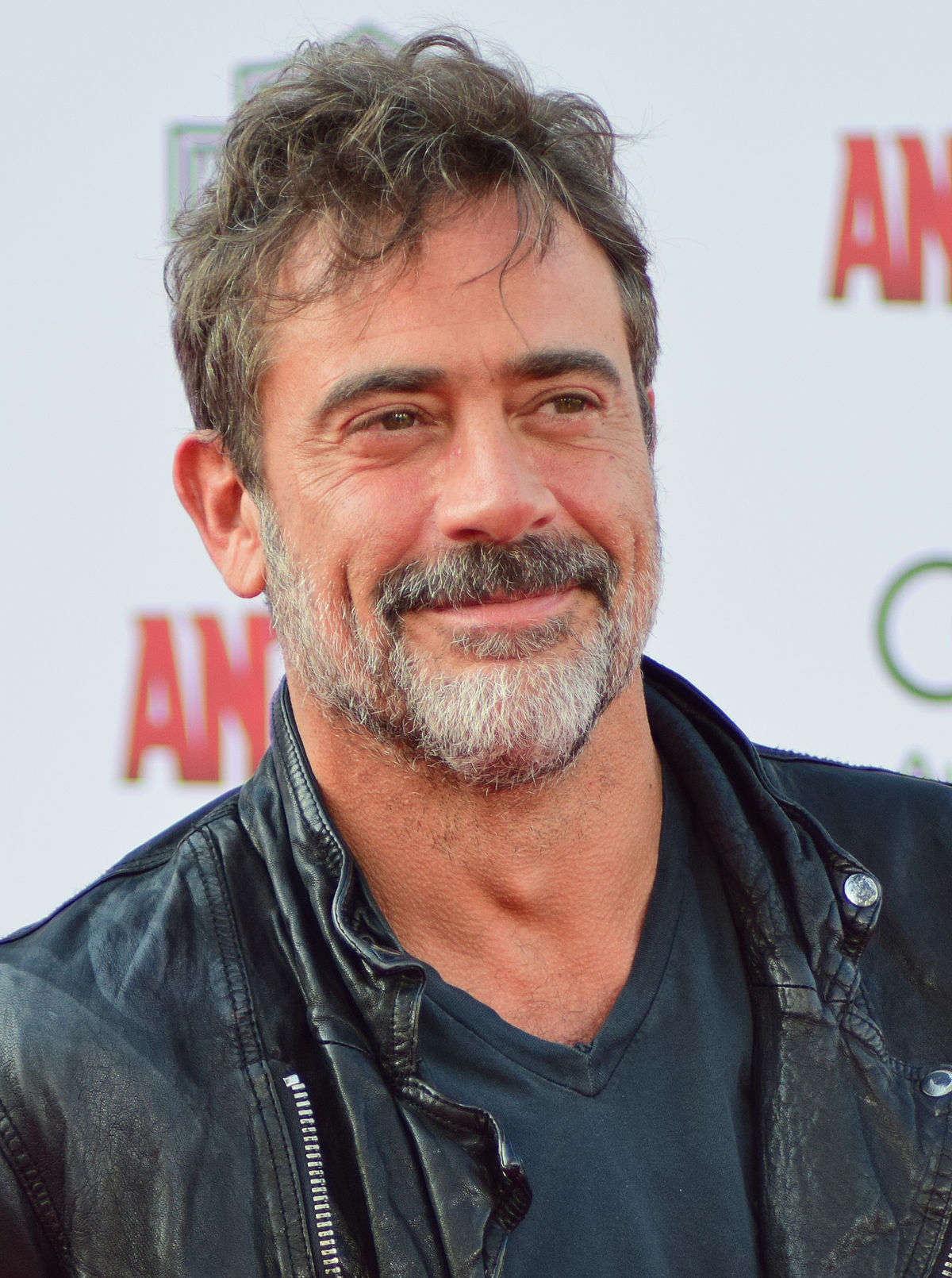 Jeffrey Dean Morgan ;17 Famosos a los que las canas les sientan de maravilla