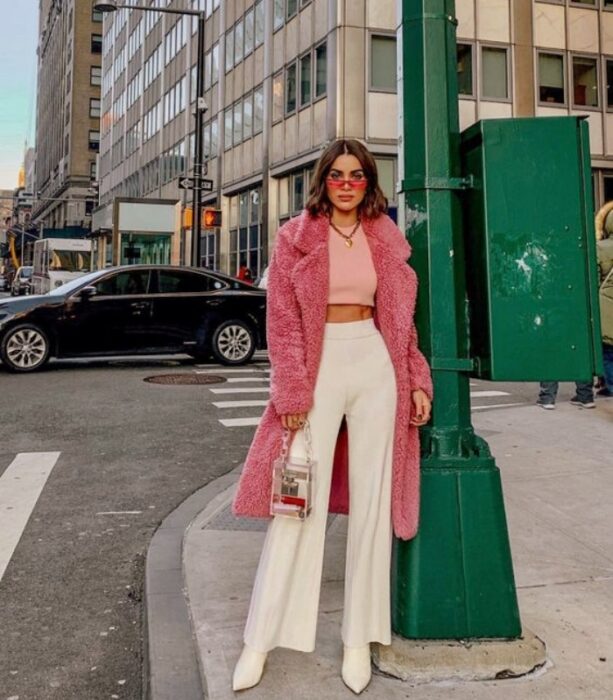 chica, chava, mujer con cabello largo, corto, medio, oscuro, rubio, rojo, negro usando un abrigo esponjoso de color blanco, beige, rojo, verde, celeste, rosa, café con leggins de piel, jeans, botas, bolso